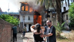 Kaleiçi'nde 3 katlı tarihi ahşap bina yandı