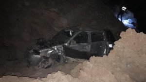 Kamyonet, şarampole yuvarlandı; sürücü öldü, eşi ve 2 çocuğu yaralı