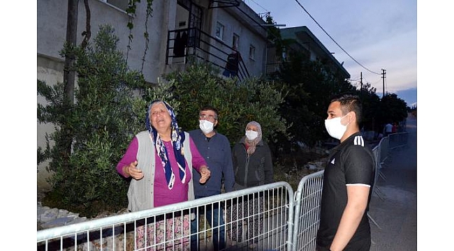 Karantinadaki mahallade yaşayan babaanne, terhis olan torununa sarılamadı
