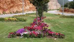 Kaş çiçekle donatıldı