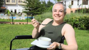 Kas hastası kadının kaşıkla çorba içme sevinci