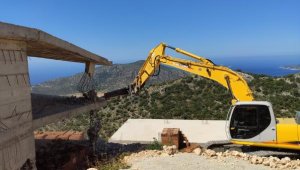 Kaş'ta 11 kaçak kaçak yapı daha yıkıldı