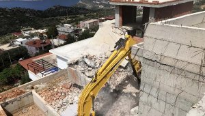 Kaş'taki kaçak yapılar yıkılıyor