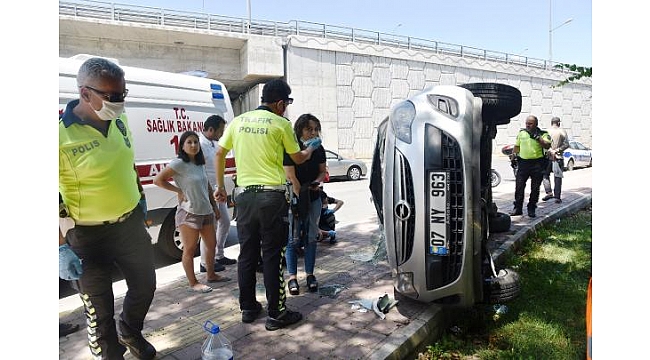 Kaza yapan kadın psikiyatristin cüzdanını çaldılar