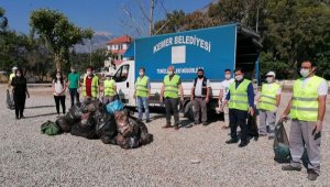 Kemer'de sahil temizliği