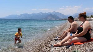 Konyaaltı Sahili, tatilcilere kaldı