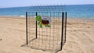 Manavgat'ta deniz kaplumbağası yuvalarına çitli koruma
