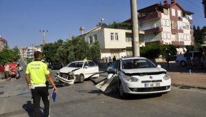 Manavgat'ta otomobiller çarpıştı: 7 yaralı