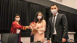 Maskeli ve sosyal mesafeli nikah fotoğrafı