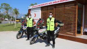 Motosikletli sağlıkçılar, plajda