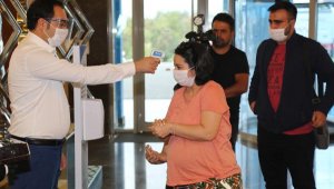 Otelin ilk müşterilerine alkışlı karşılama