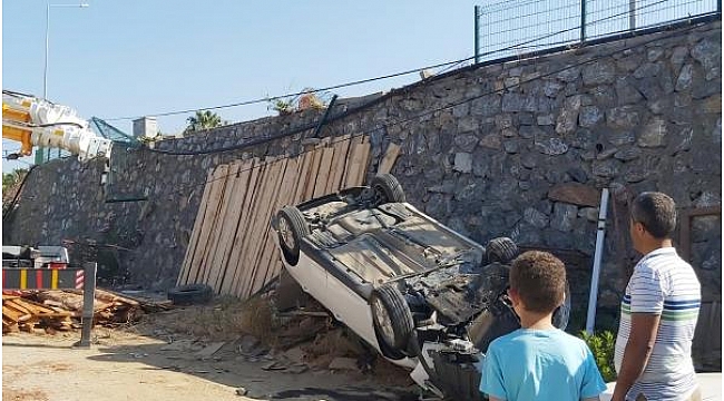 Otomobilin istinat duvarından düşme anı kamerada