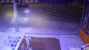 Otomobilin markete girme anı kamerada