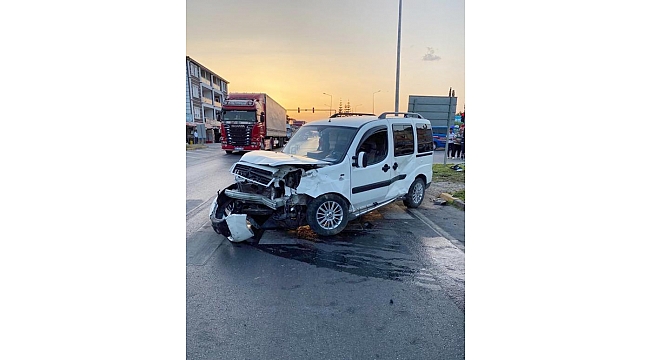 Otomobille hafif ticari araç çarpıştı: 4 yaralı