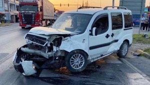Otomobille hafif ticari araç çarpıştı: 4 yaralı