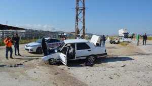 Otomobiller kafa kafaya çarpıştı: 1'i ağır, 6 yaralı