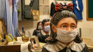 Oyuncak müzesinin kahramanları maske taktı