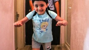 Özge, yürümeyi öğrendiği düzenekle koşu antrenmanına başladı