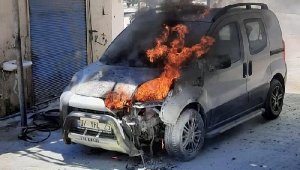 Park halindeki araç yandı