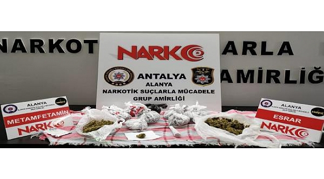 Parkta uyuşturucu alışverişine 2 tutuklama