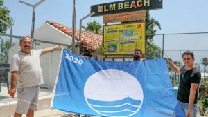 Plajda mavi bayrak sevinci