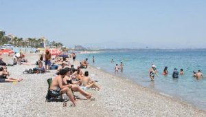 Sahilde sosyal mesafeli deniz keyfi