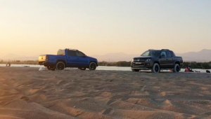 Sahildeki deniz kaplumbağası yuvalarının üzerinden traktörle geçtiler