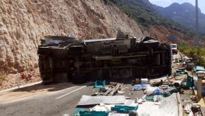 Sebze yüklü kamyonet devrildi