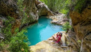 Şelale üzerindeki 'kral havuzu' tıklım tıklım