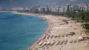 Sıcaktan bunalan soluğu sahilde aldı