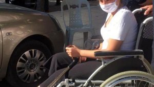Sınav öncesi koltuk değnekleriyle zorlanan Kübra'ya tekerlekli sandalye