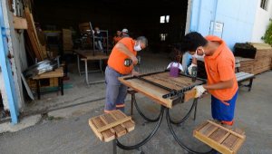 Sosyal mesafeli banklar parklarda