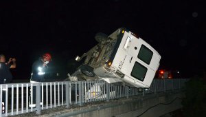 Takla atan minibüs köprü korkuluğunda asılı kaldı, sürücü ağır yaralandı