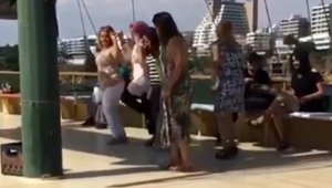 Tekne turundaki kadınlar sosyal mesafeyi hiçe sayıp, halay çekti