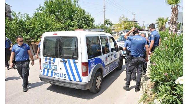 Torbacıyı gözaltına alan polise, taşla saldırdılar