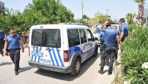 Torbacıyı gözaltına alan polise, taşla saldırdılar