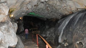 Yalan Dünya Mağarası'nın 5 milyon yıllık duvarlarını 'aşıklar' tahrip etti