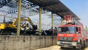 Yangında çelik iskelet yamuldu, çatı sacı buruştu