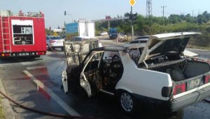 Yolda seyreden otomobil alev aldı