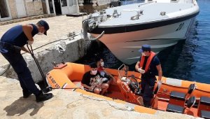 Yunanistan'ın ölüme ittiği 2 kaçak göçmen kurtarıldı