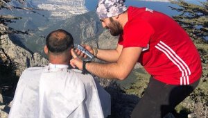 1651 metre yükseklikte saç tıraşı