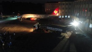 30 yıllık savaş uçağı TIR'larla okula getirildi -