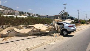 Alanya'da alt geçide çarpan otomobilde 1'i ağır, 4 yaralı