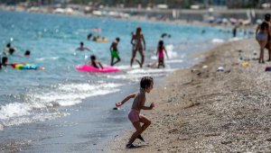 Antalya'da sıcaktan bunalanlar, sahile koştu