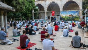 Antalya'da sosyal mesafeli bayram namazı
