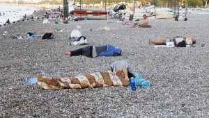 Antalyalılar Konyaaltı Sahili'nde sabahlıyor