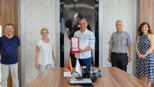 ANTÇEV'den Başkan Uysal'a plaket