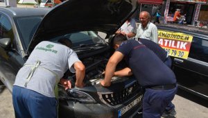 Araç motoruna giren yavru kediyi kurtarma operasyonu