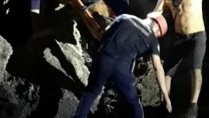 Arkadaşlarıyla şakalaşırken 20 metrelik falezlerden düştü