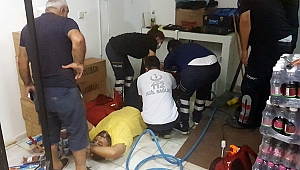 Ayağını yük asansörüne sıkıştırdı